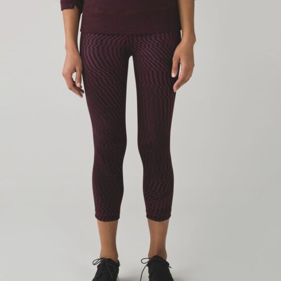 Lululemon Wunder Under Crop III in Shifted Horizon Red Grape Black Size 6 - Picture 12 of 12
